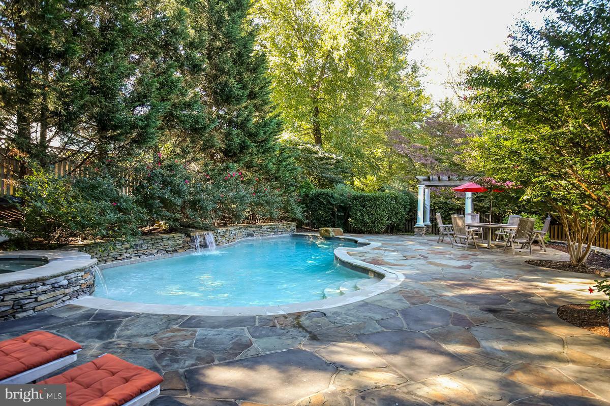 WHITEHALL MANOR - Residential