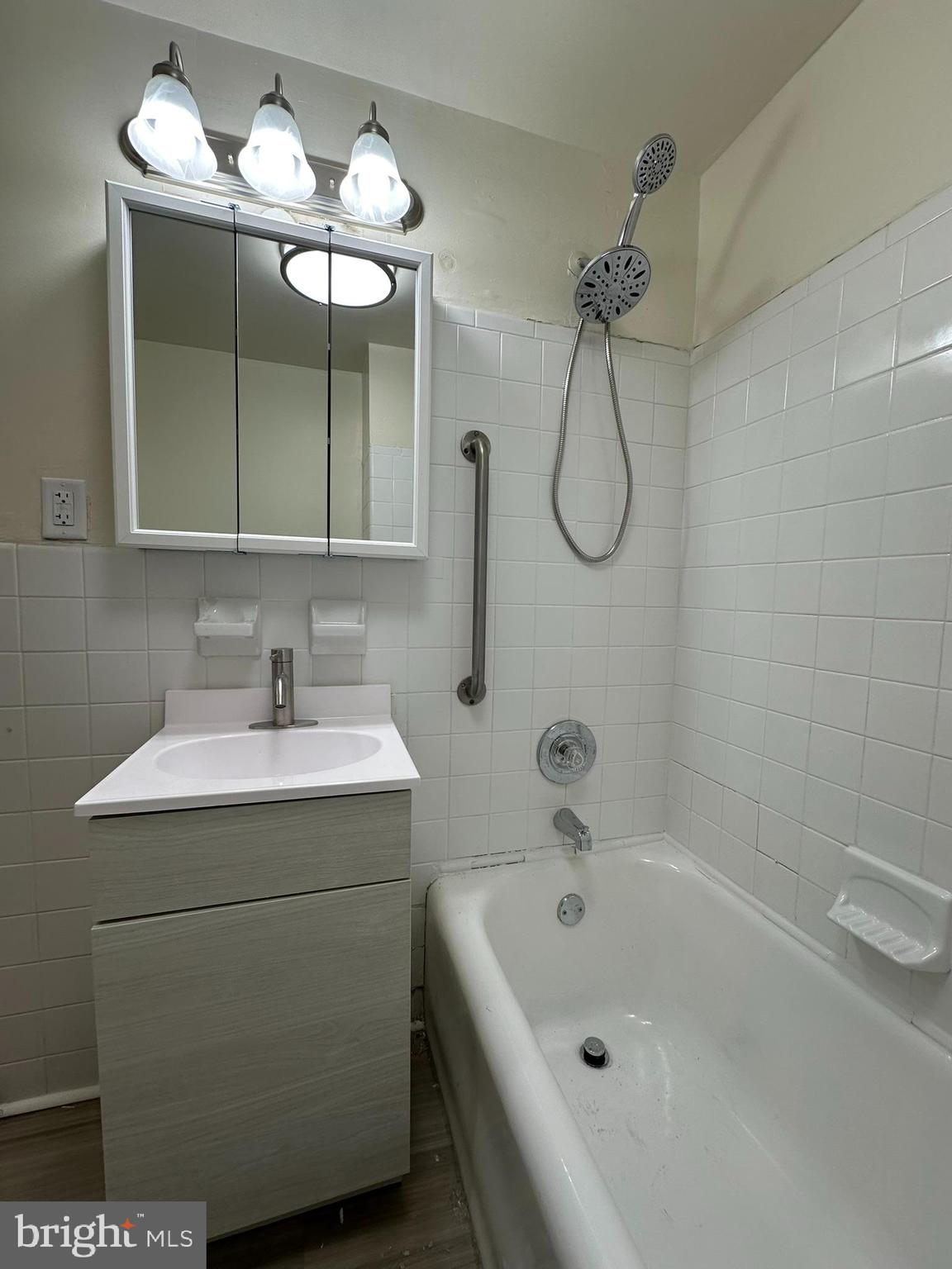 EAST FALLS - Residential Lease