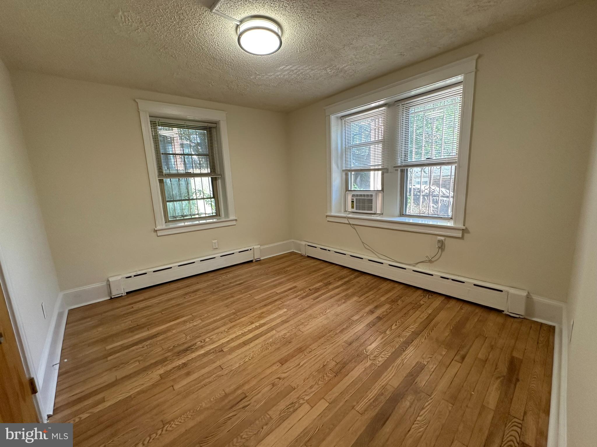 EAST FALLS - Residential Lease