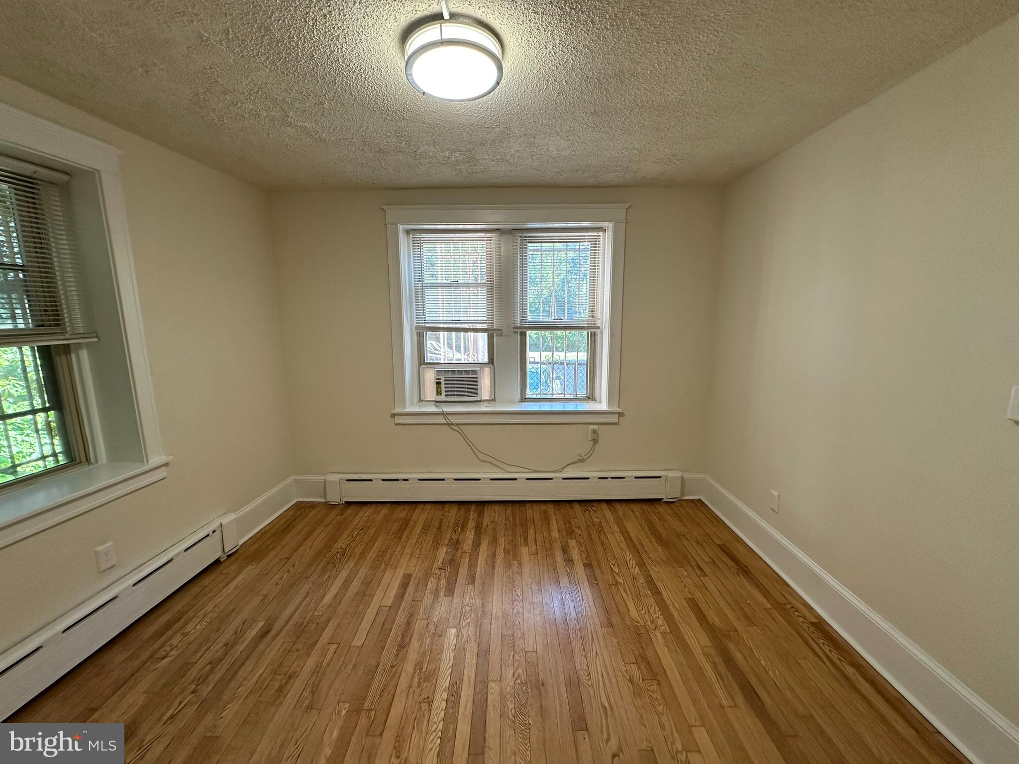 EAST FALLS - Residential Lease