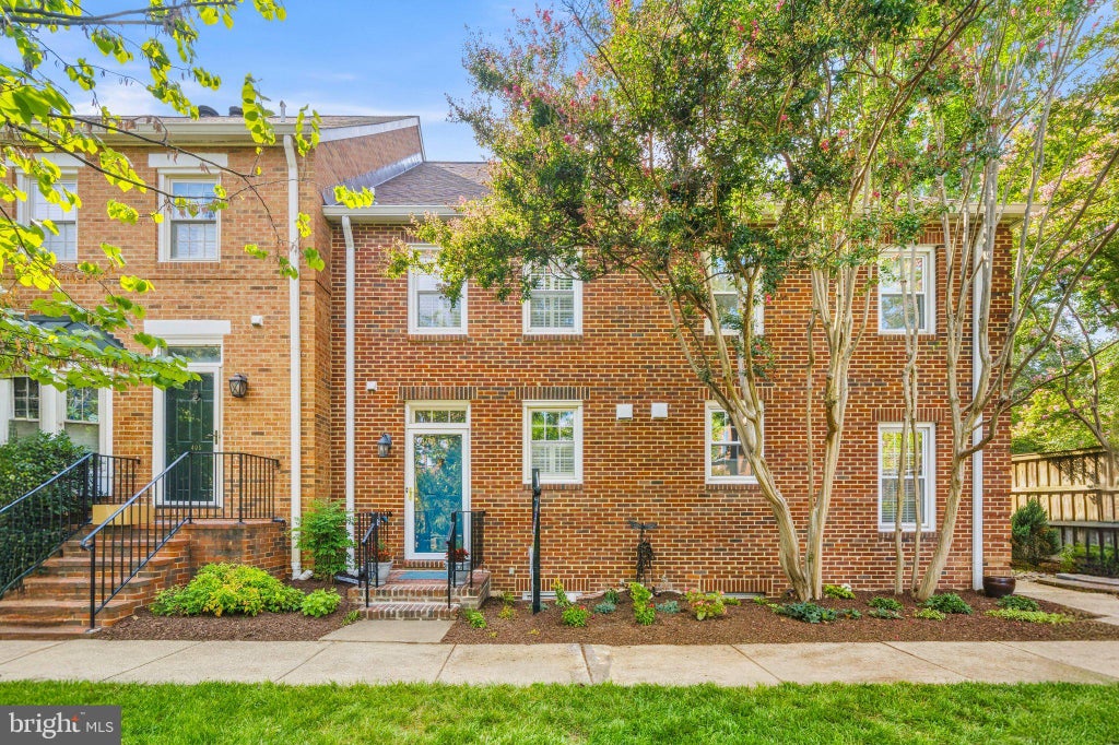 Photo of 403 Old Town Court, ALEXANDRIA, VA 22314 (MLS # VAAX2065544)