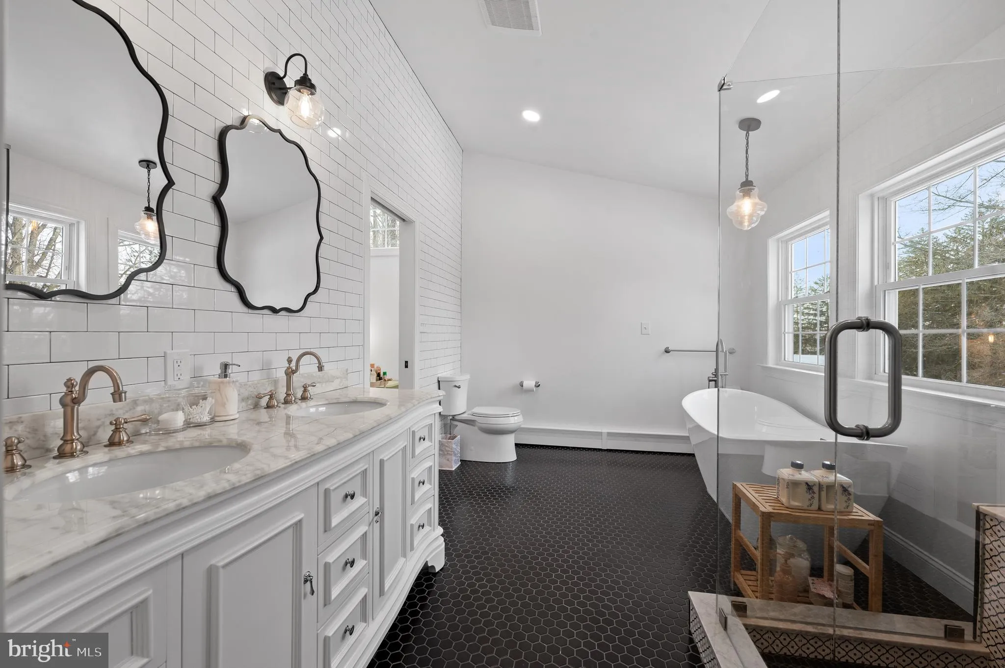 Exton, Pennsylvania 19341, United States, 5 Bedrooms Bedrooms, ,4 BathroomsBathrooms,Residential,Contingent,215571