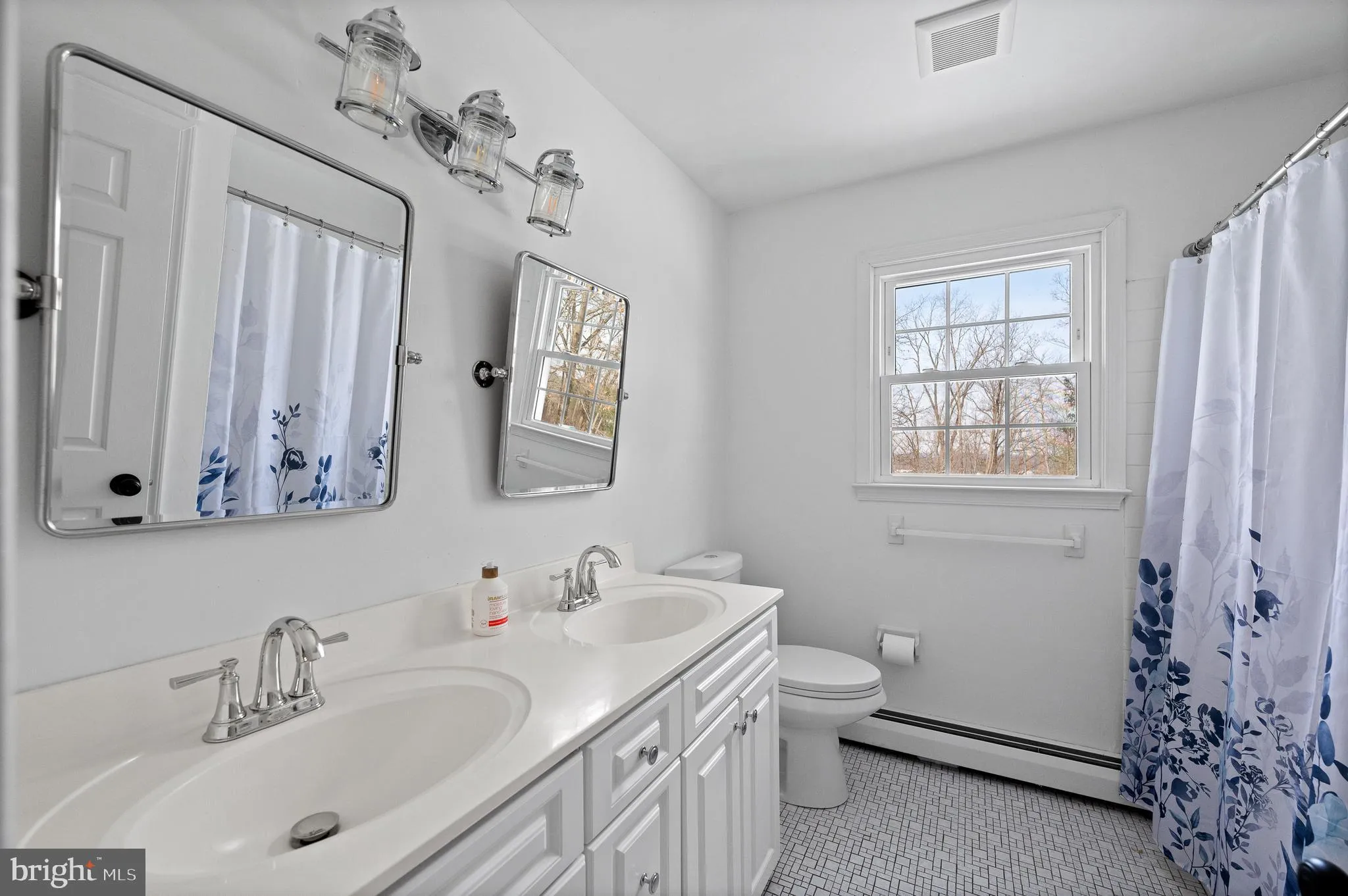 Exton, Pennsylvania 19341, United States, 5 Bedrooms Bedrooms, ,4 BathroomsBathrooms,Residential,Contingent,215571