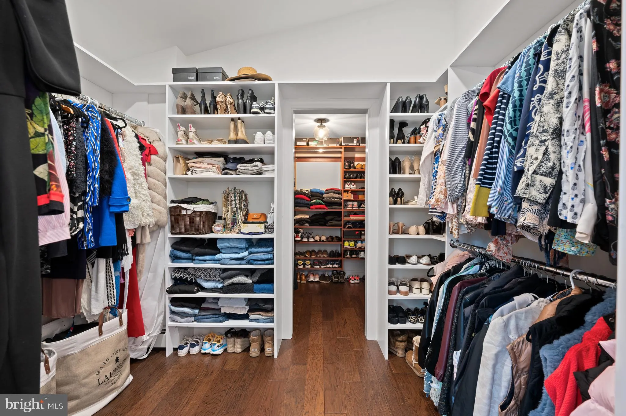 Exton, Pennsylvania 19341, United States, 5 Bedrooms Bedrooms, ,4 BathroomsBathrooms,Residential,Contingent,215571