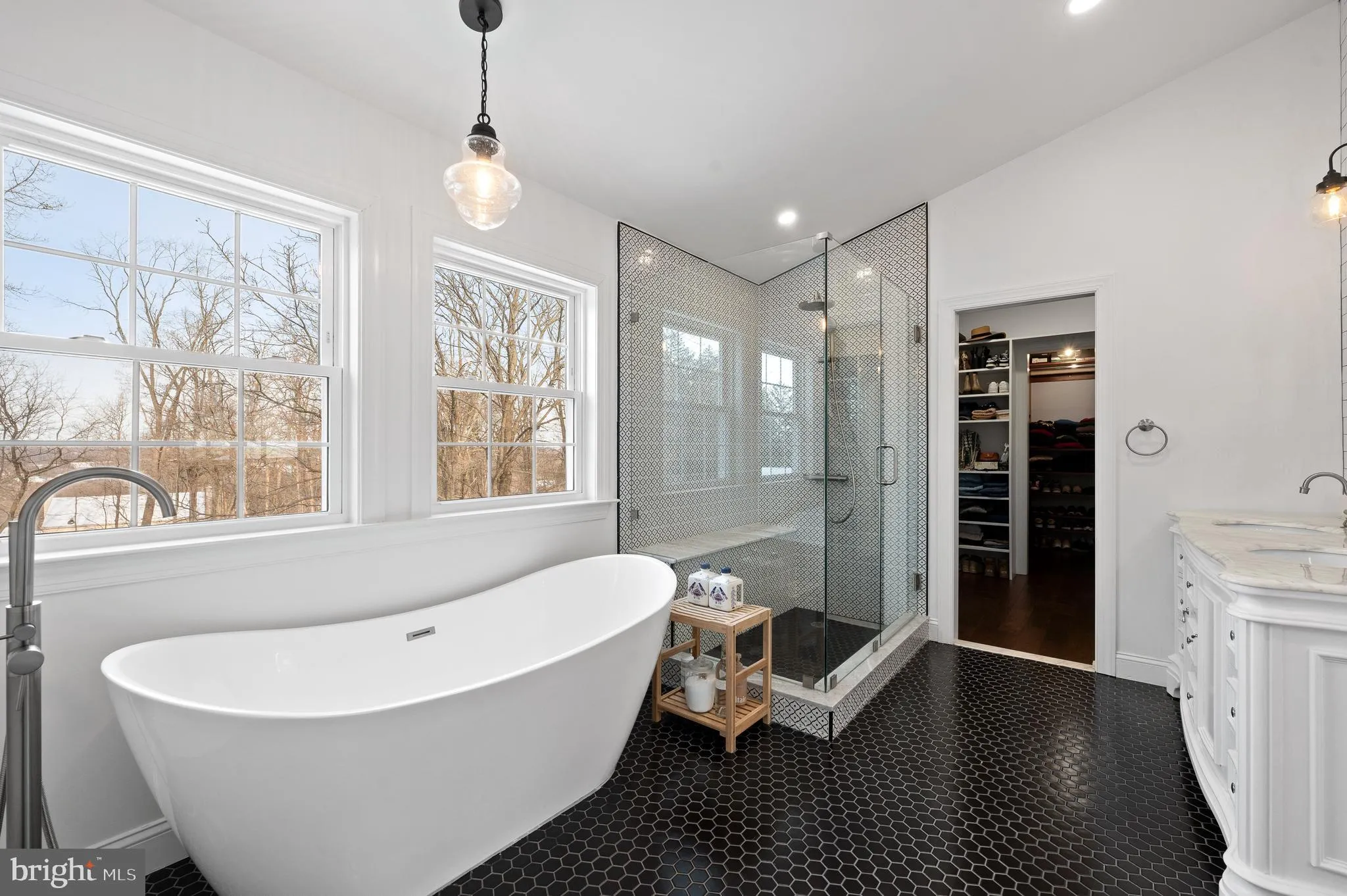 Exton, Pennsylvania 19341, United States, 5 Bedrooms Bedrooms, ,4 BathroomsBathrooms,Residential,Contingent,215571