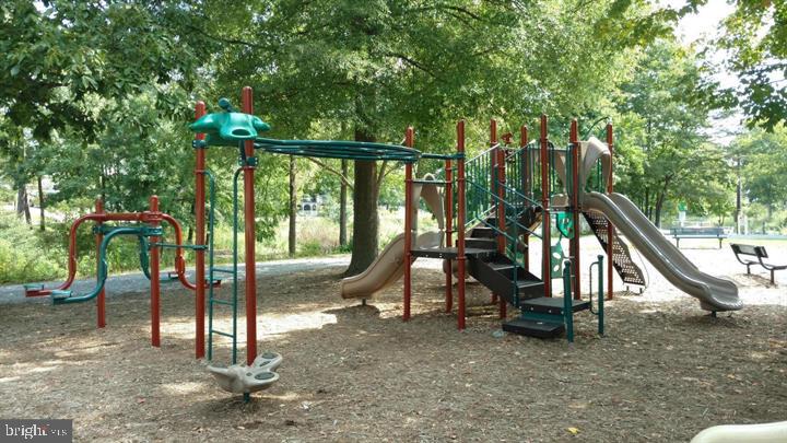 WOODLAND BEACH - Residential