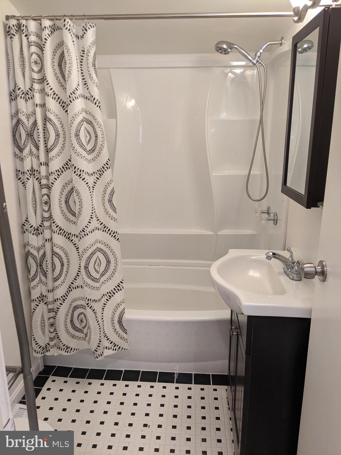 WOODLAND BEACH - Residential