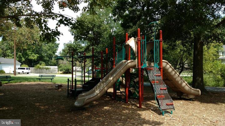 WOODLAND BEACH - Residential