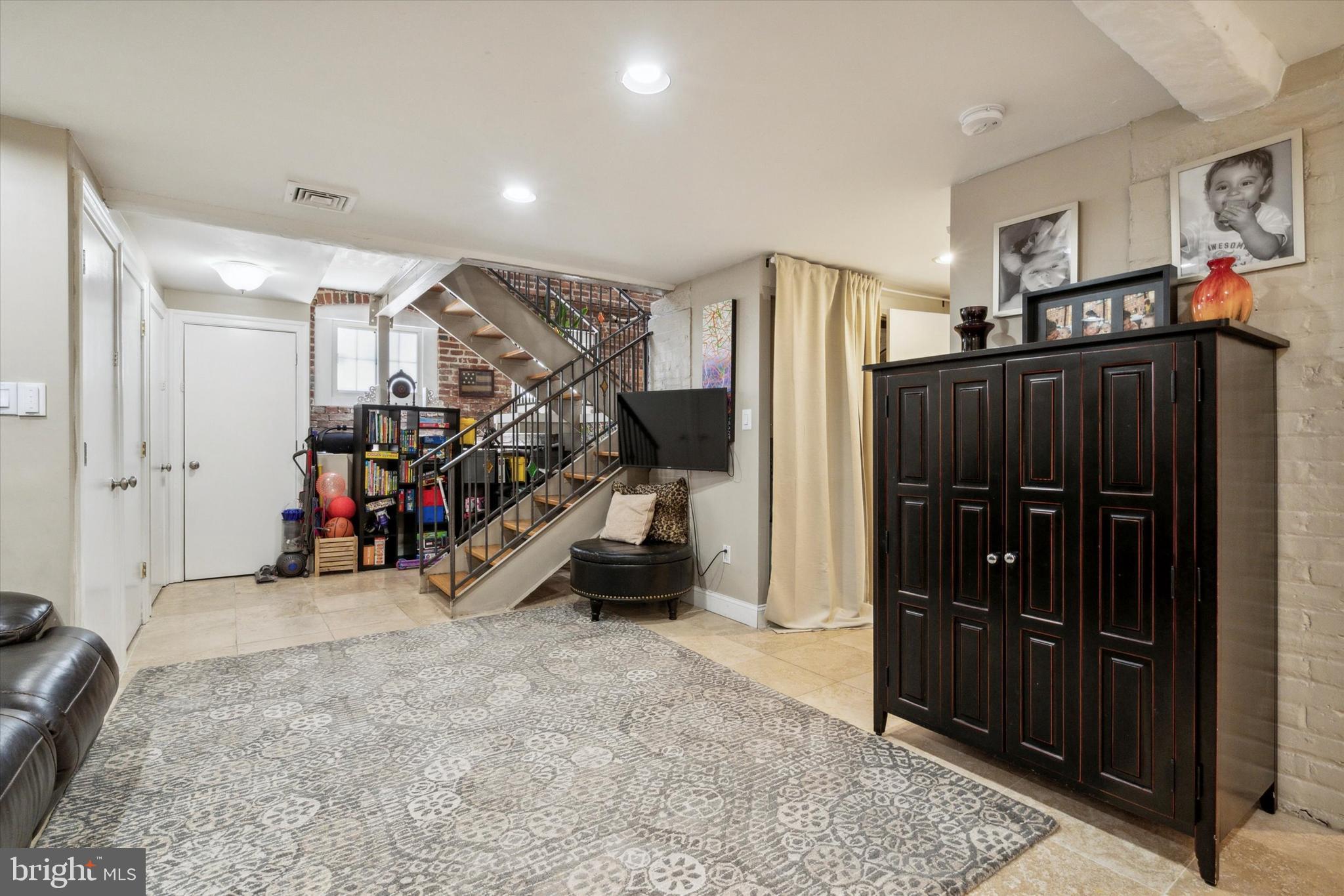 QUEEN VILLAGE - Residential