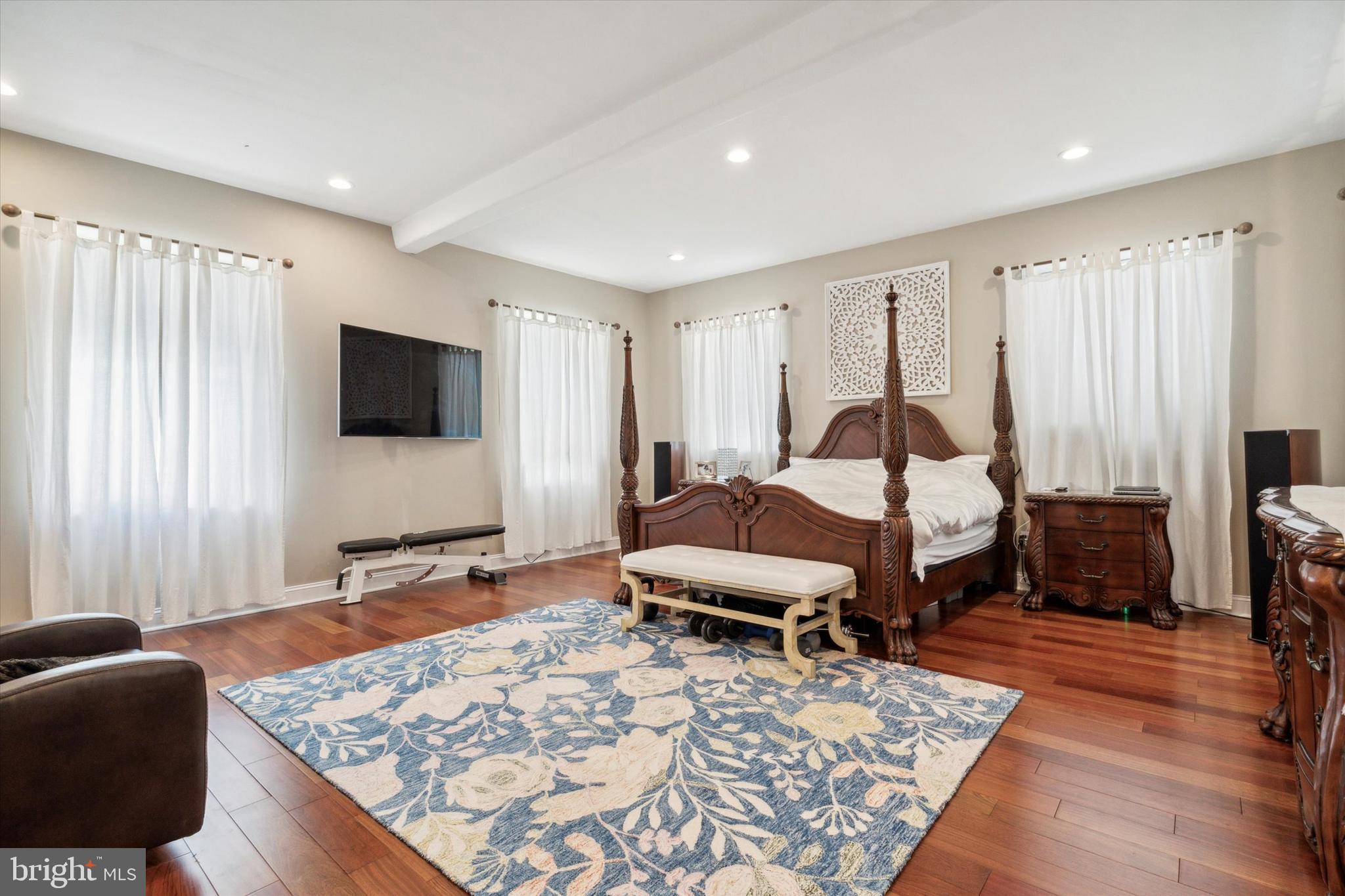 QUEEN VILLAGE - Residential