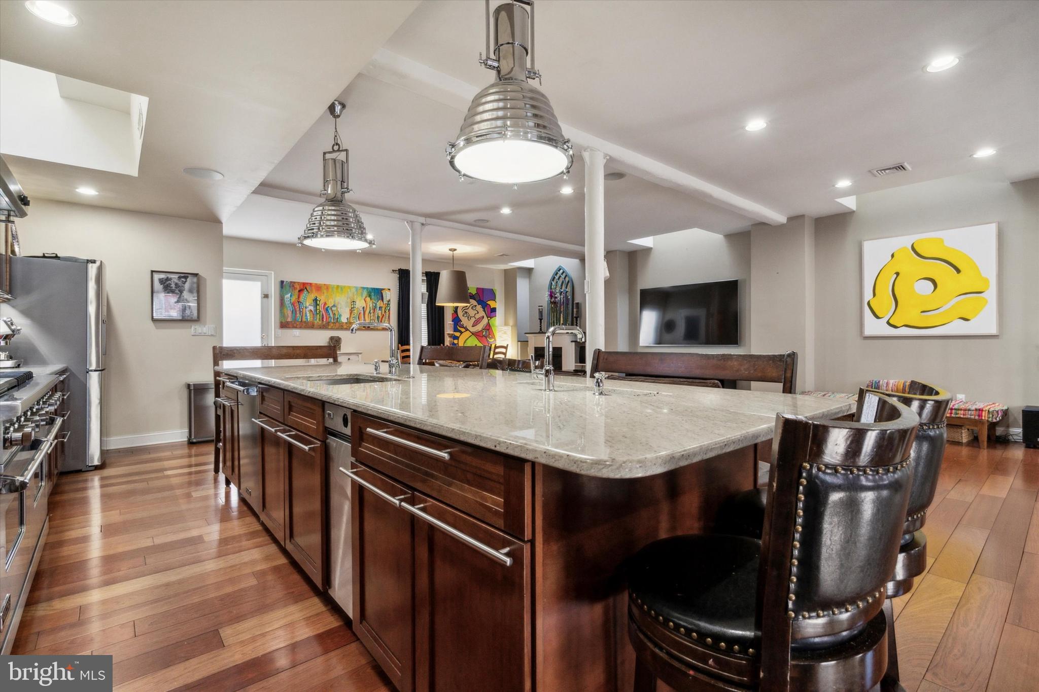 QUEEN VILLAGE - Residential