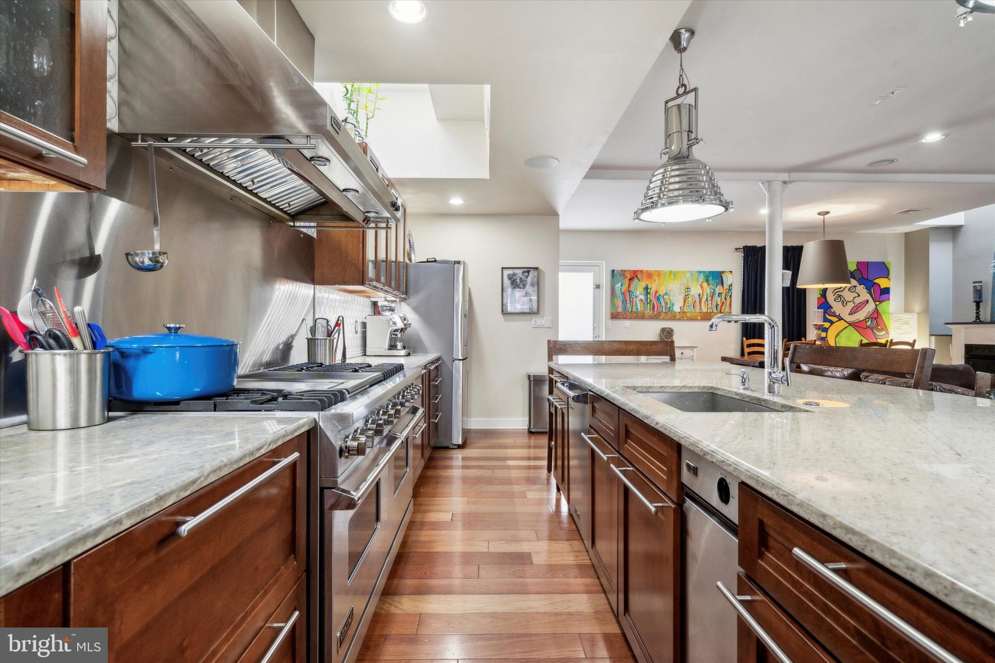 QUEEN VILLAGE - Residential
