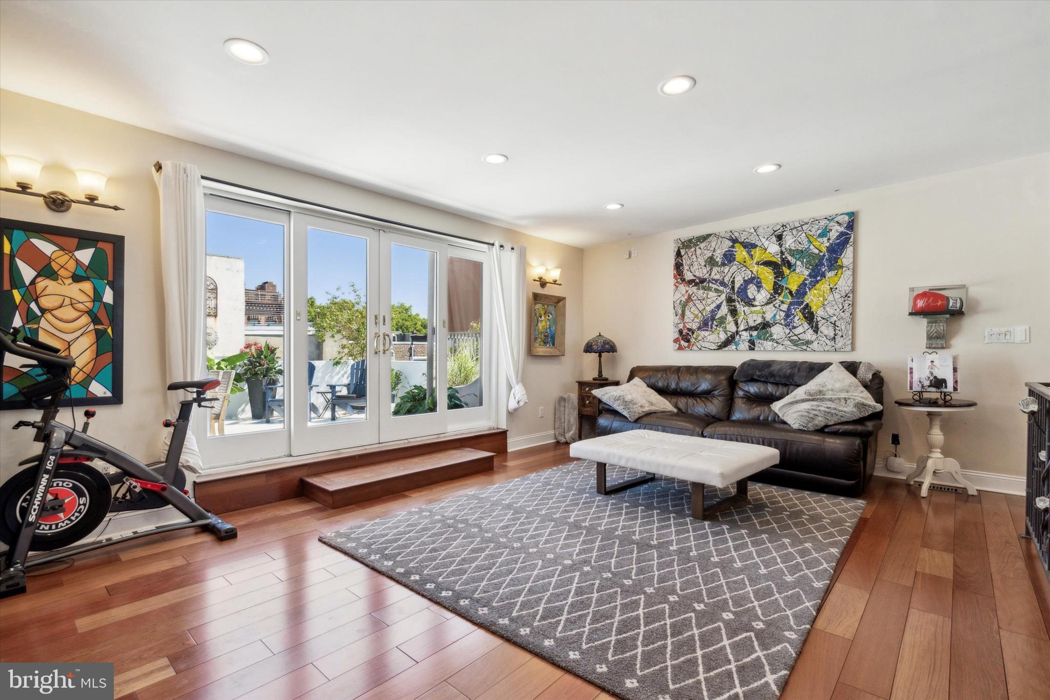 QUEEN VILLAGE - Residential