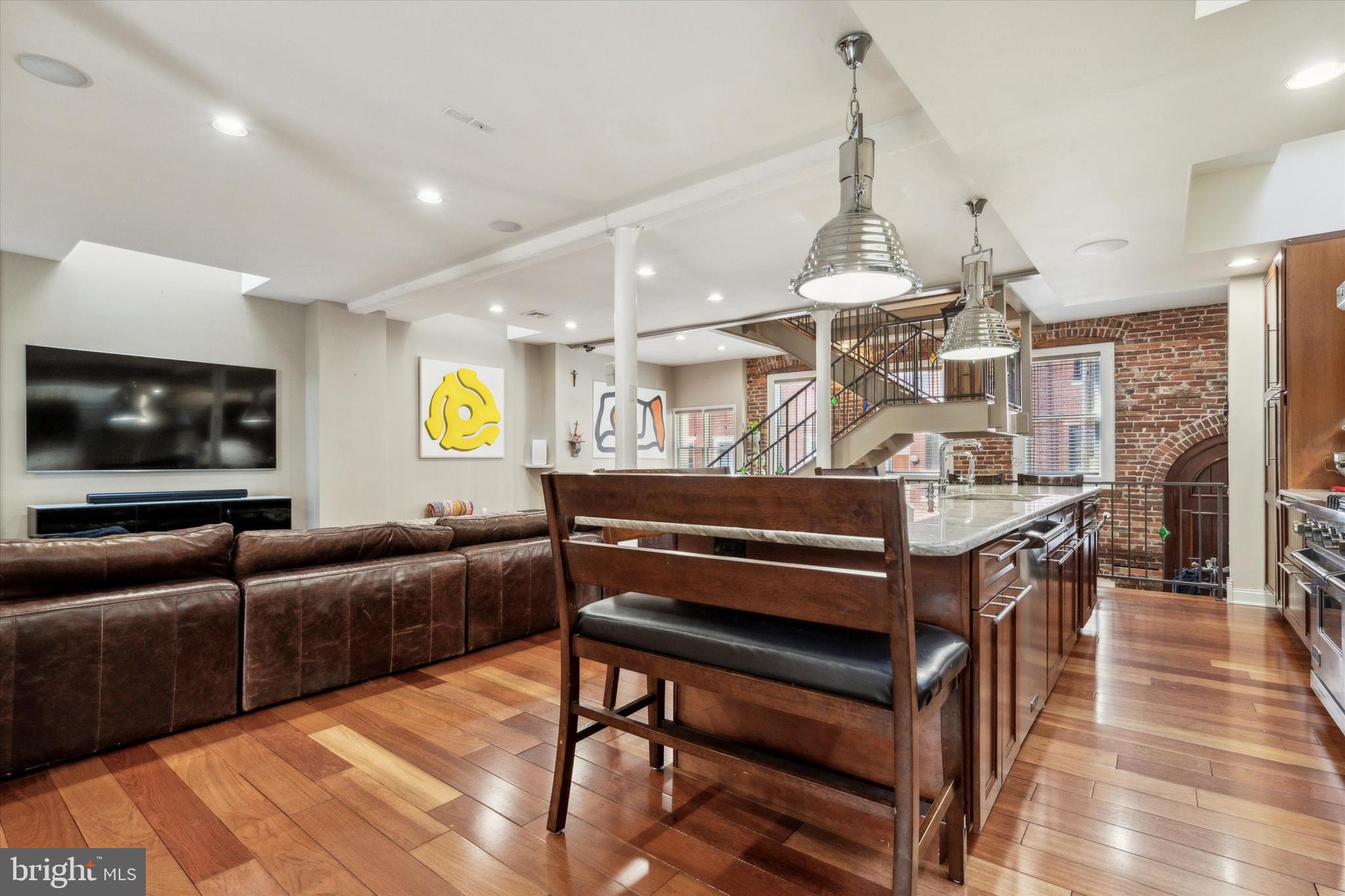 QUEEN VILLAGE - Residential