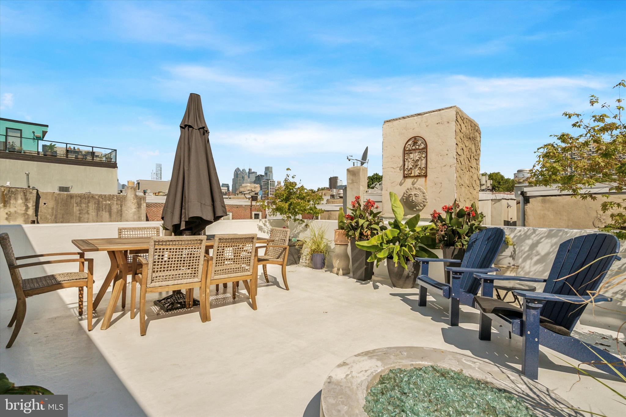 QUEEN VILLAGE - Residential