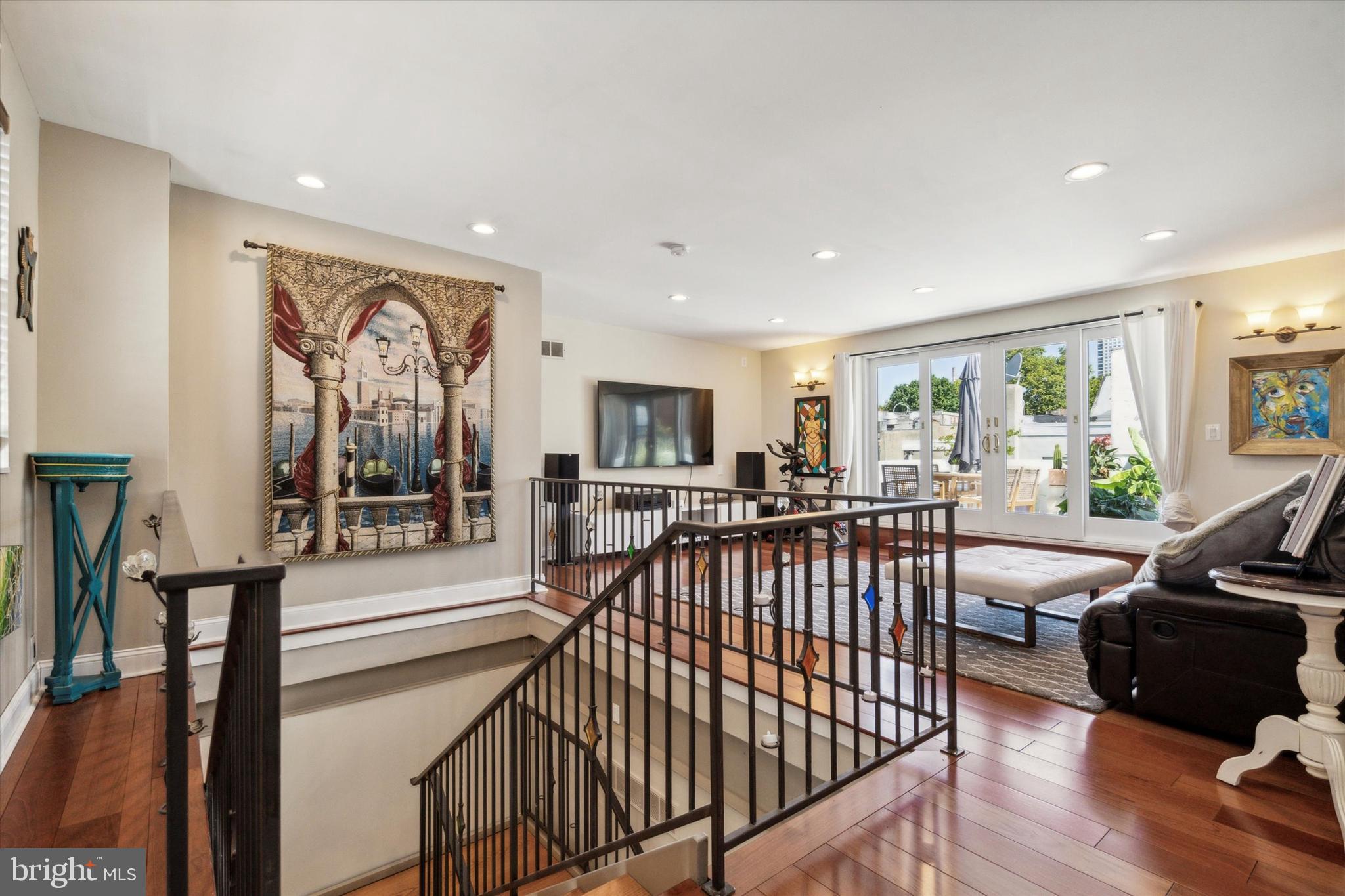 QUEEN VILLAGE - Residential