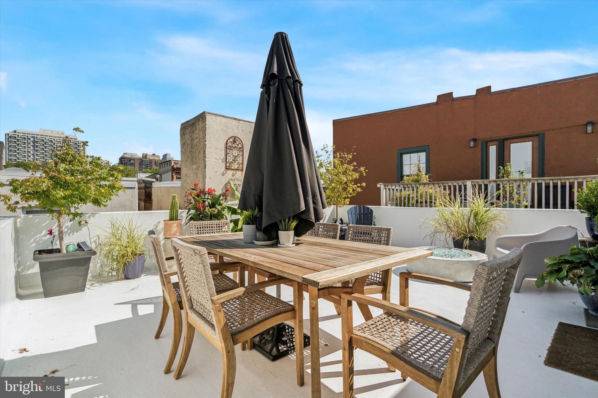 QUEEN VILLAGE - Residential
