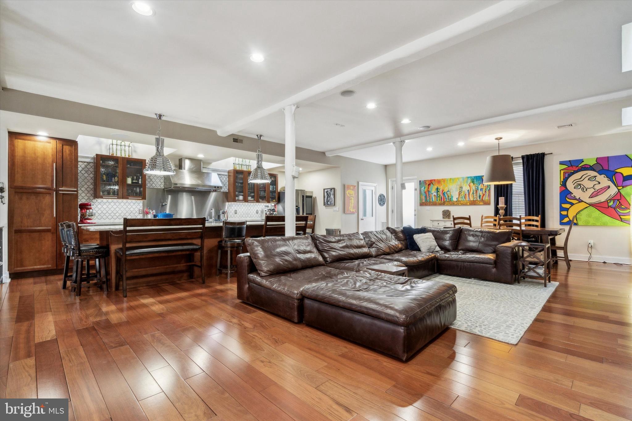 QUEEN VILLAGE - Residential