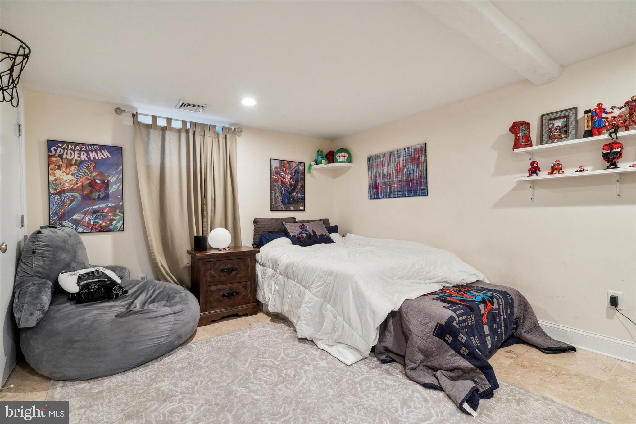 QUEEN VILLAGE - Residential