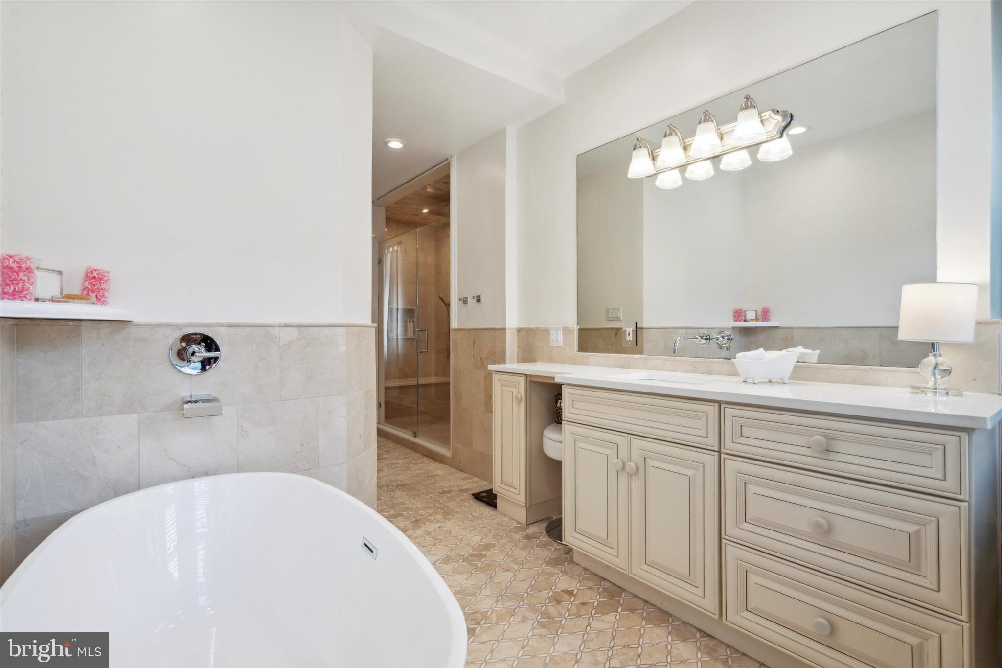 QUEEN VILLAGE - Residential