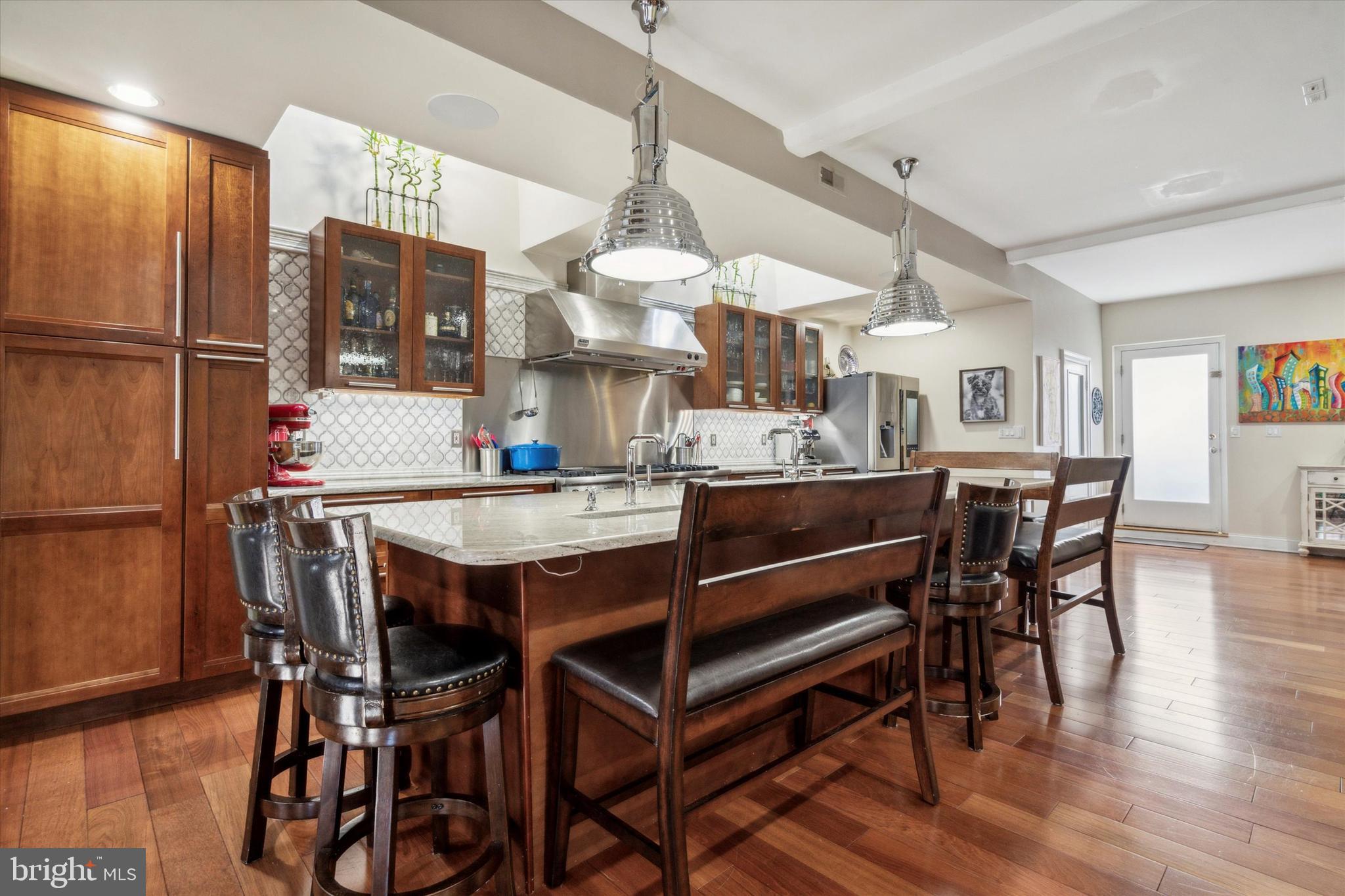 QUEEN VILLAGE - Residential