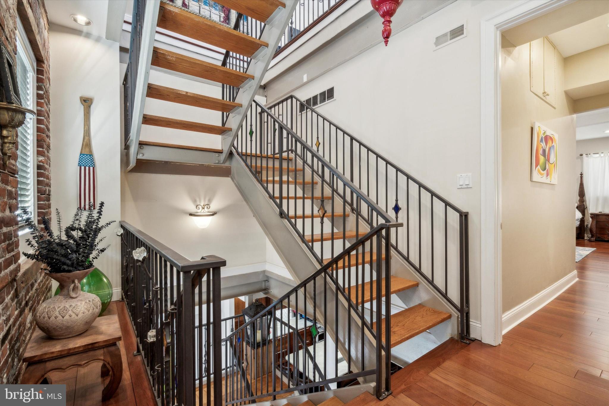 QUEEN VILLAGE - Residential