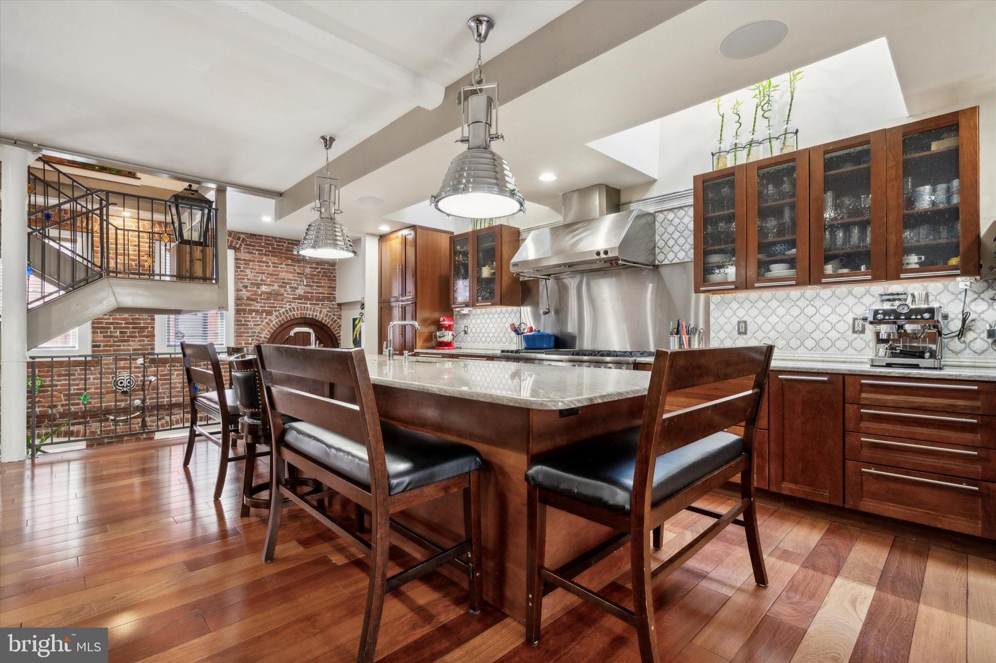 QUEEN VILLAGE - Residential