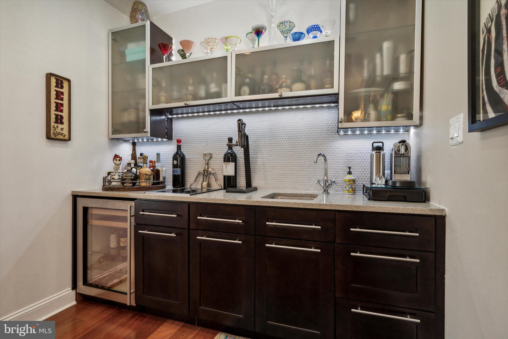 QUEEN VILLAGE - Residential
