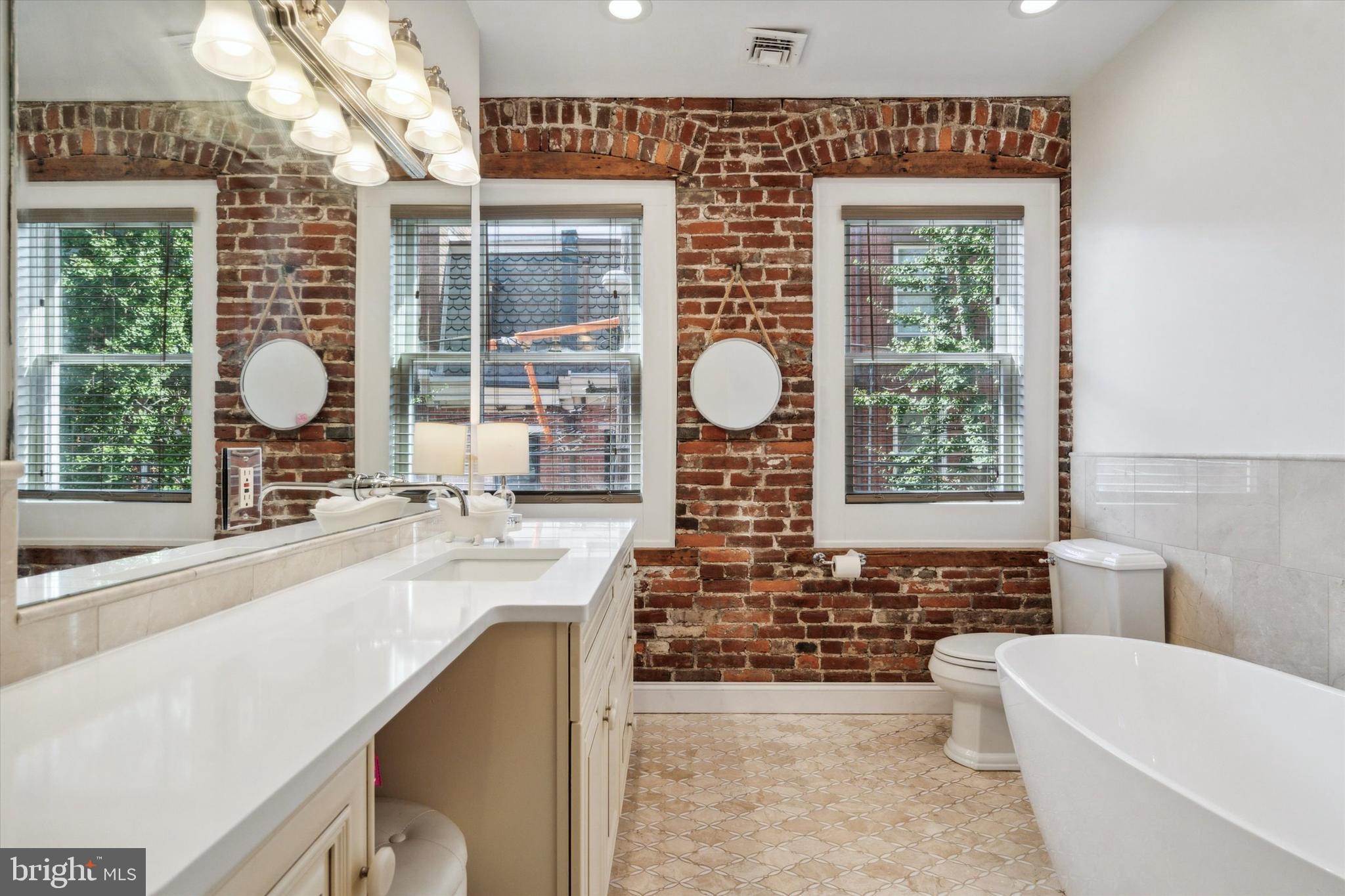 QUEEN VILLAGE - Residential