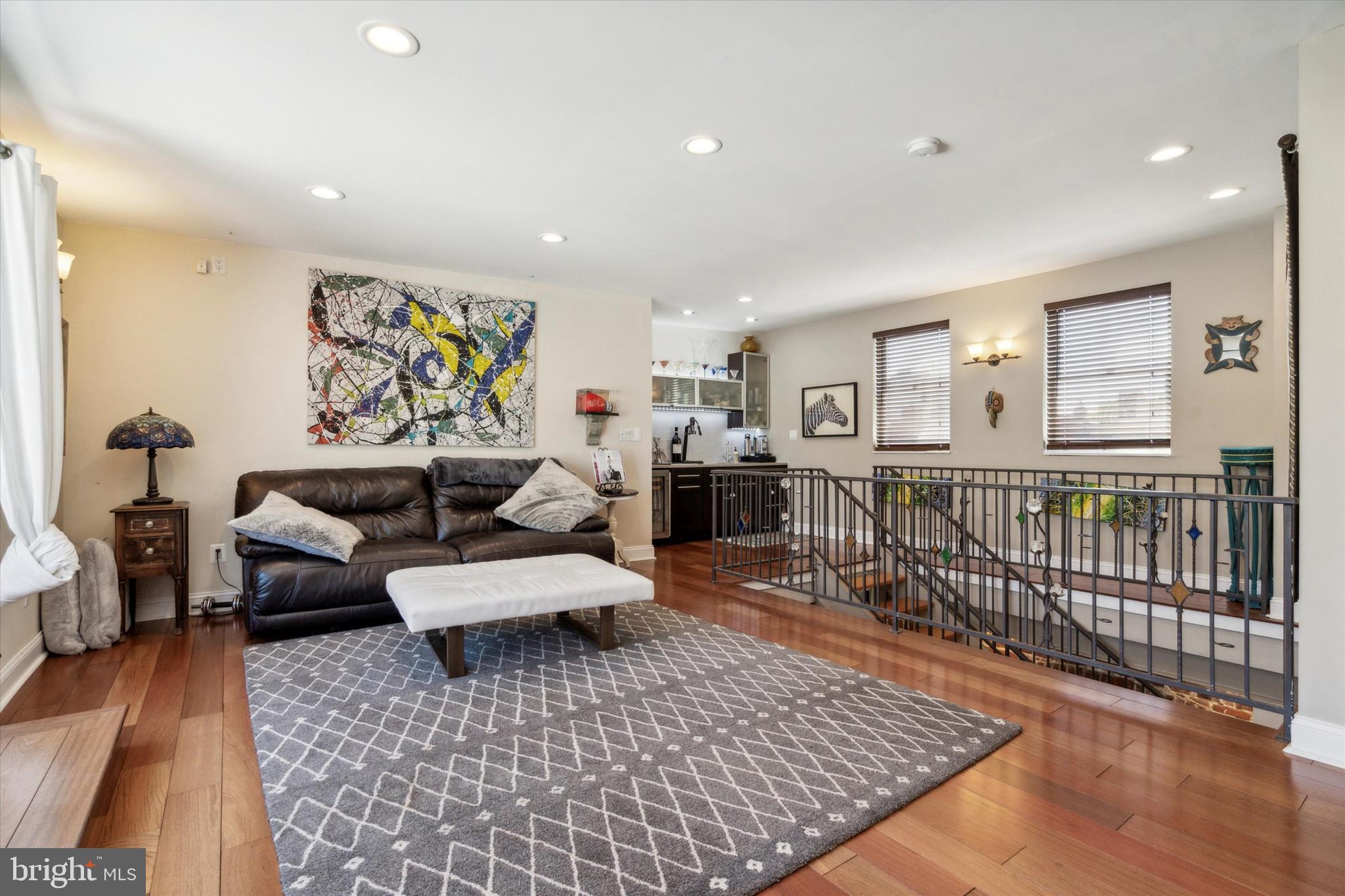 QUEEN VILLAGE - Residential