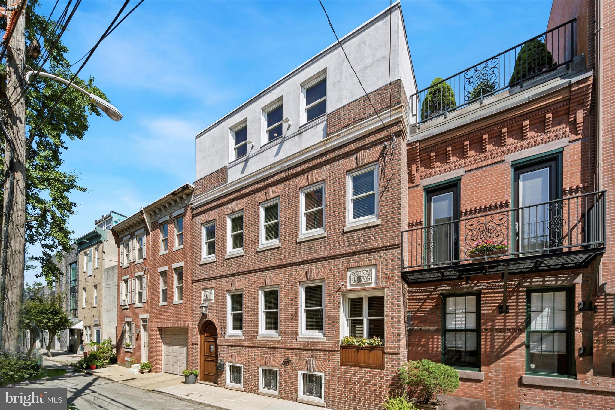 QUEEN VILLAGE - Residential
