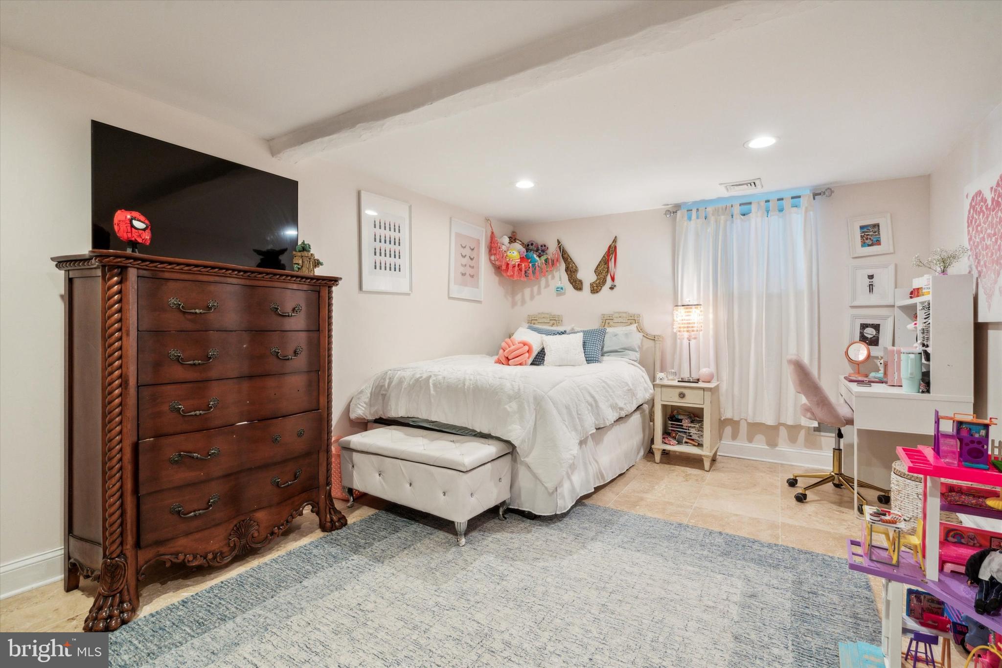 QUEEN VILLAGE - Residential
