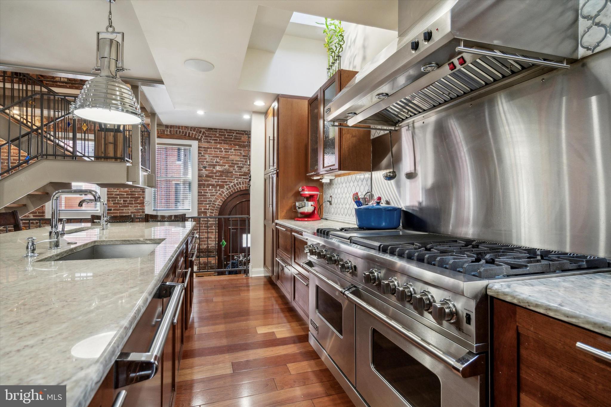 QUEEN VILLAGE - Residential