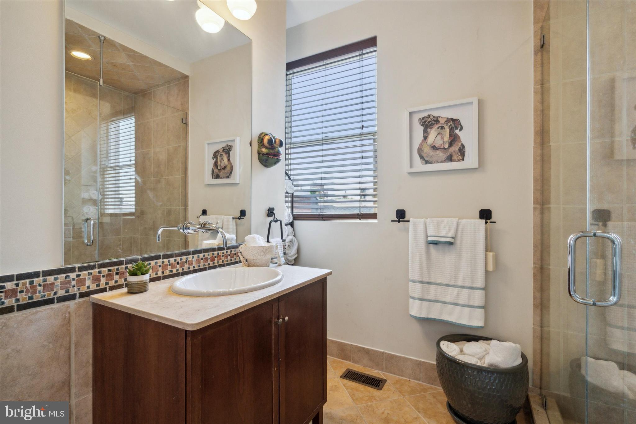 QUEEN VILLAGE - Residential