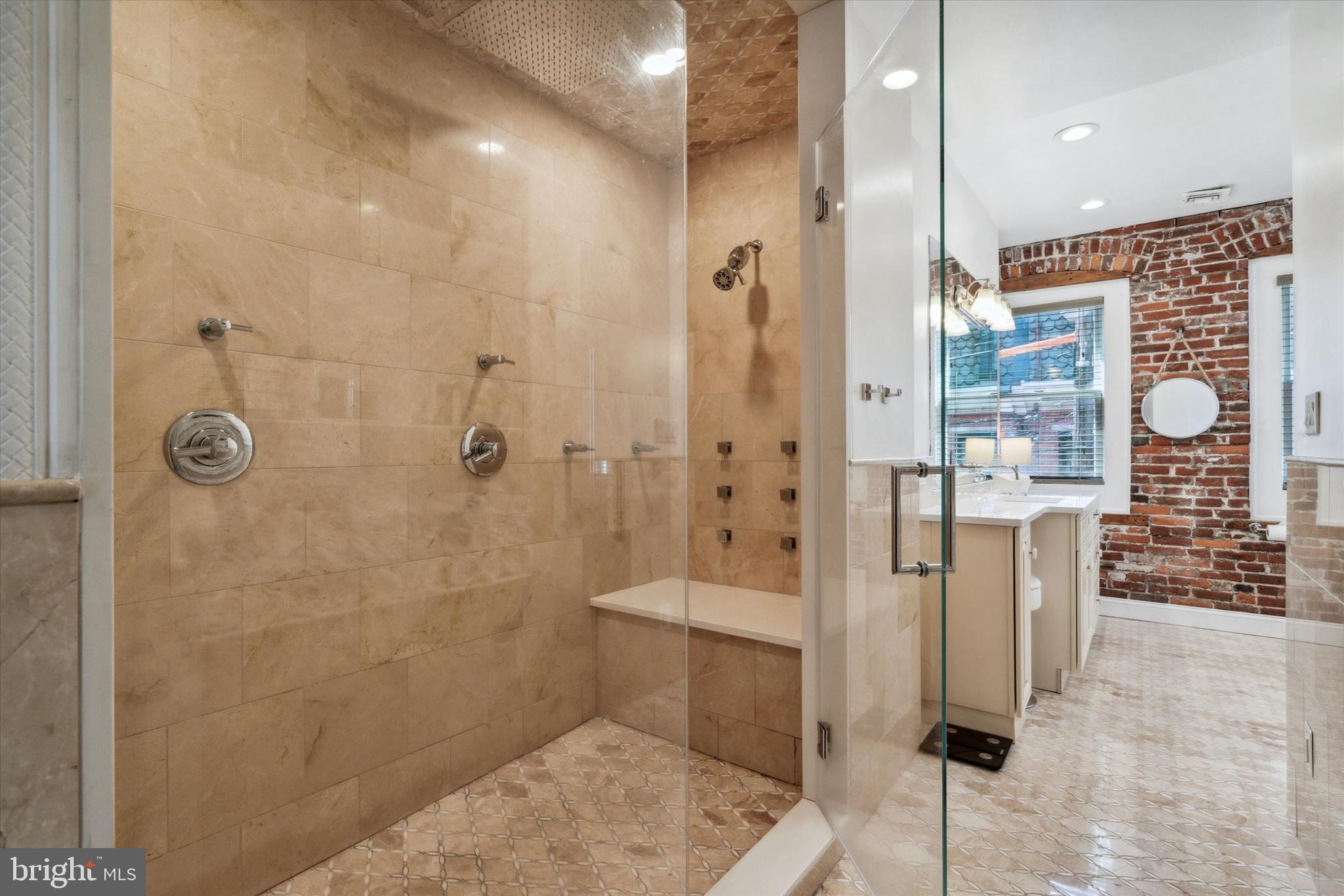 QUEEN VILLAGE - Residential