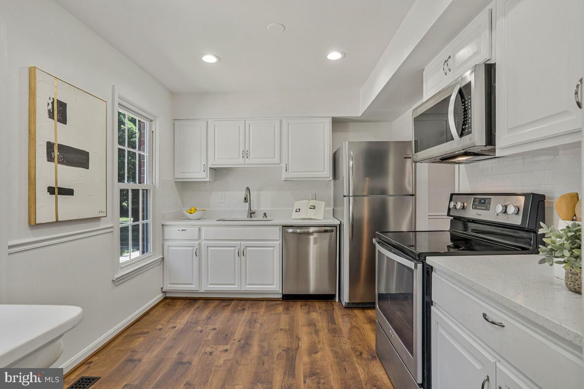7821 GROVELAND SQUARE