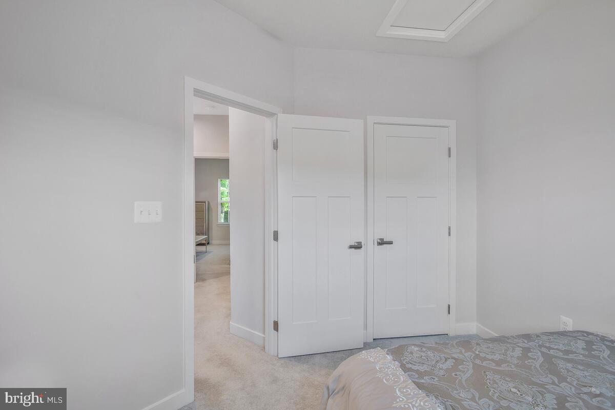 ARMSTRONG VILLAGE - Residential