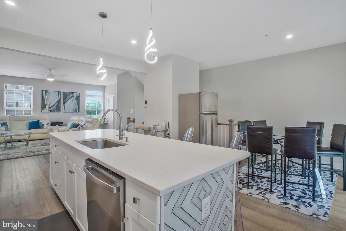 ARMSTRONG VILLAGE - Residential