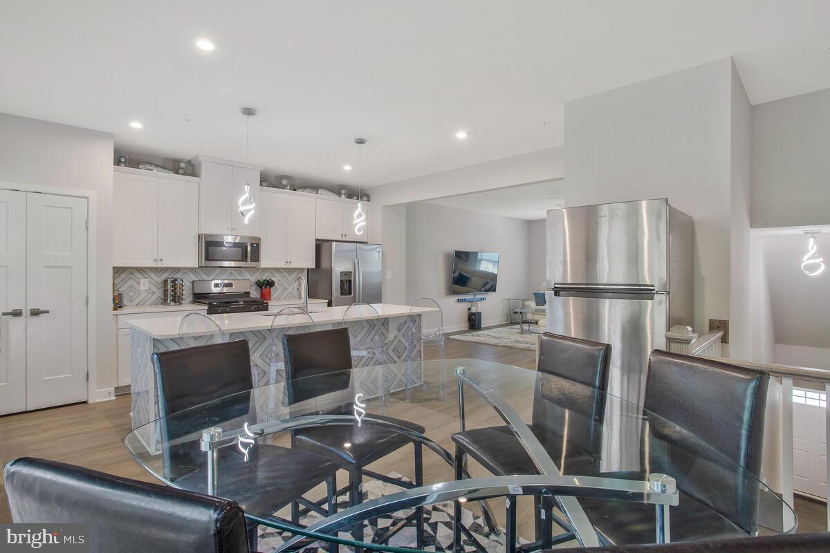 ARMSTRONG VILLAGE - Residential