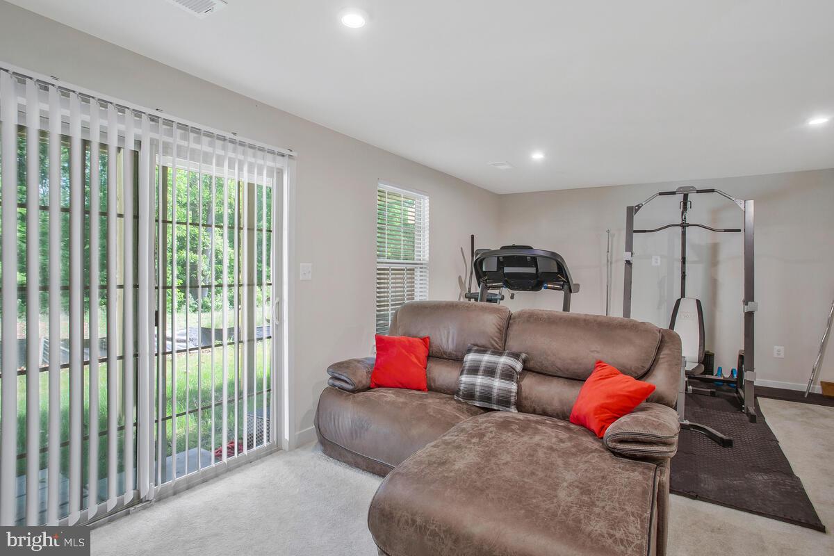 ARMSTRONG VILLAGE - Residential