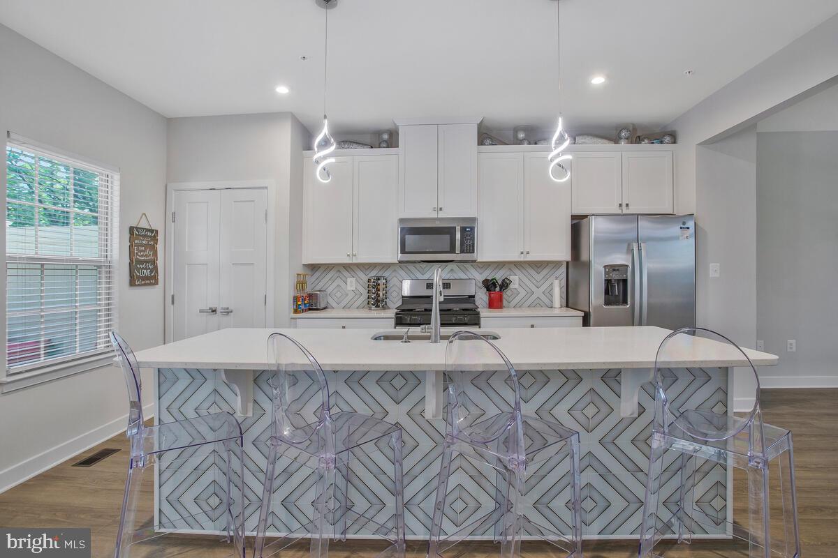 ARMSTRONG VILLAGE - Residential