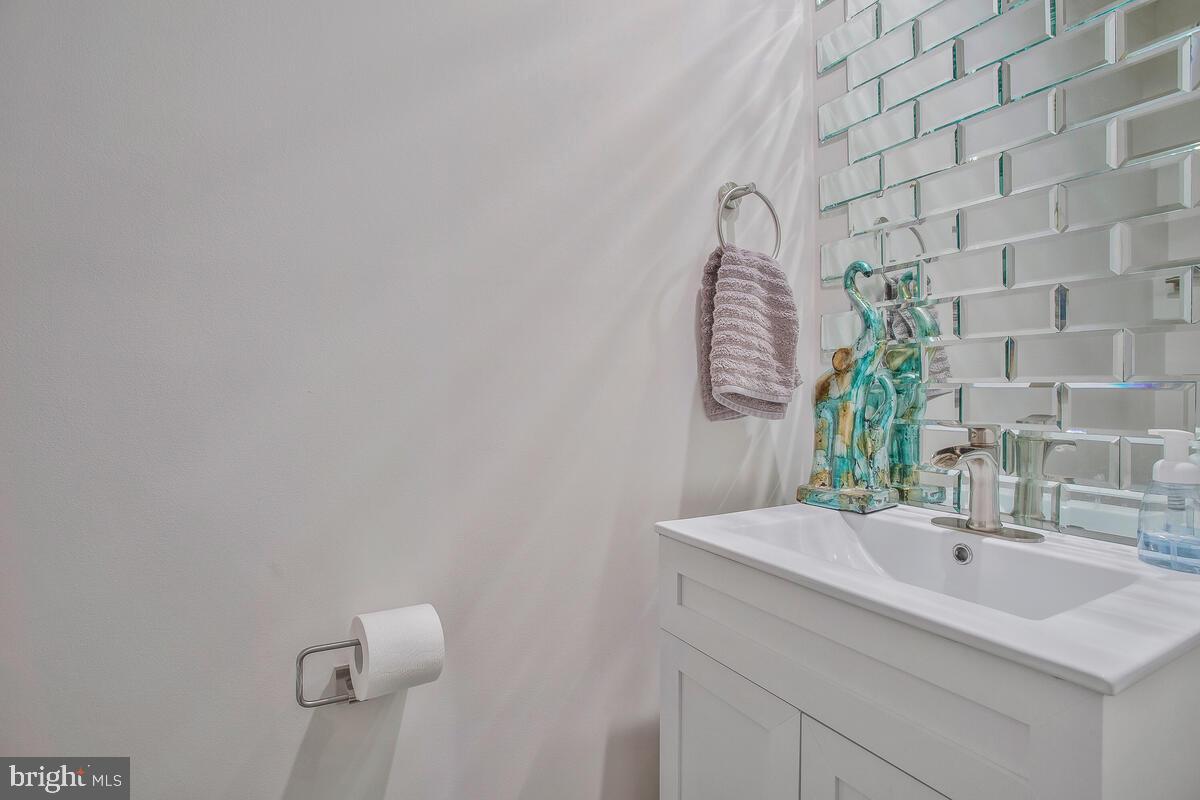 ARMSTRONG VILLAGE - Residential