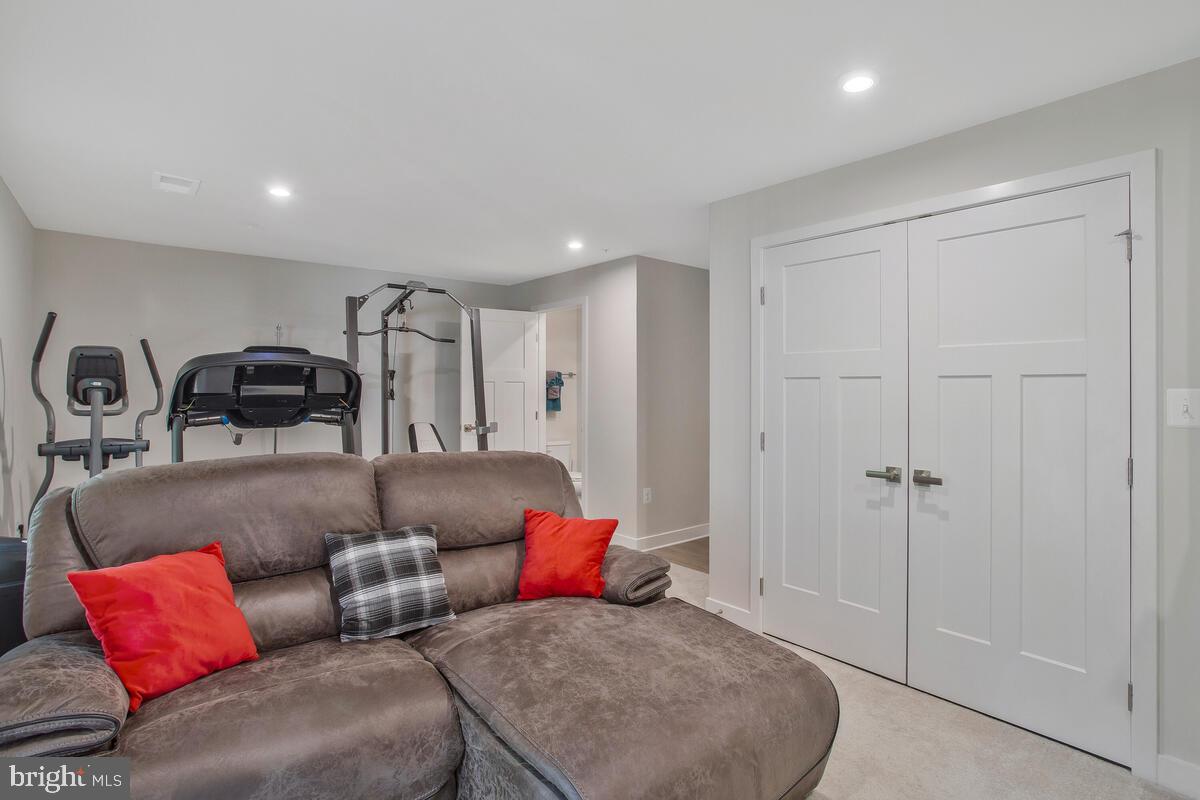 ARMSTRONG VILLAGE - Residential