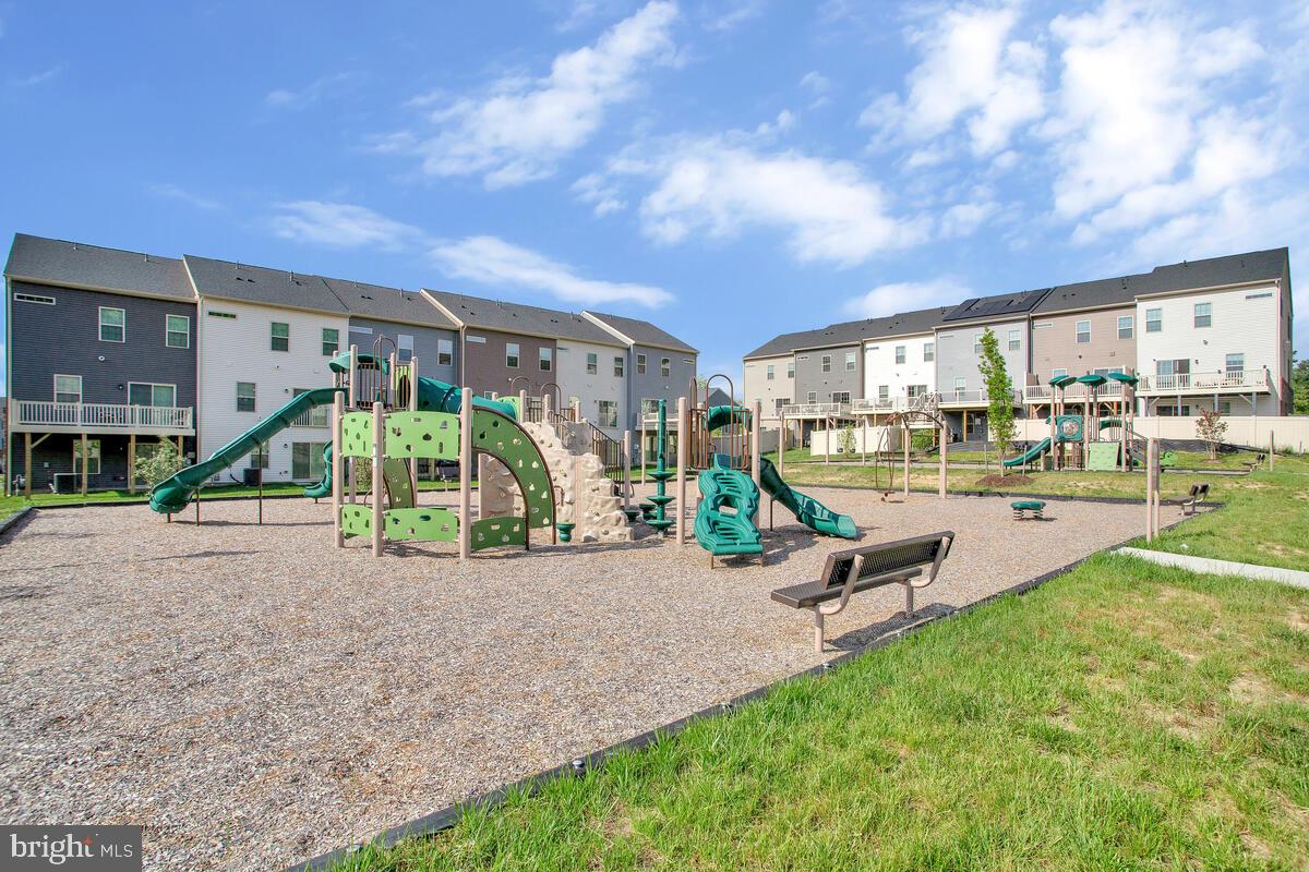 ARMSTRONG VILLAGE - Residential