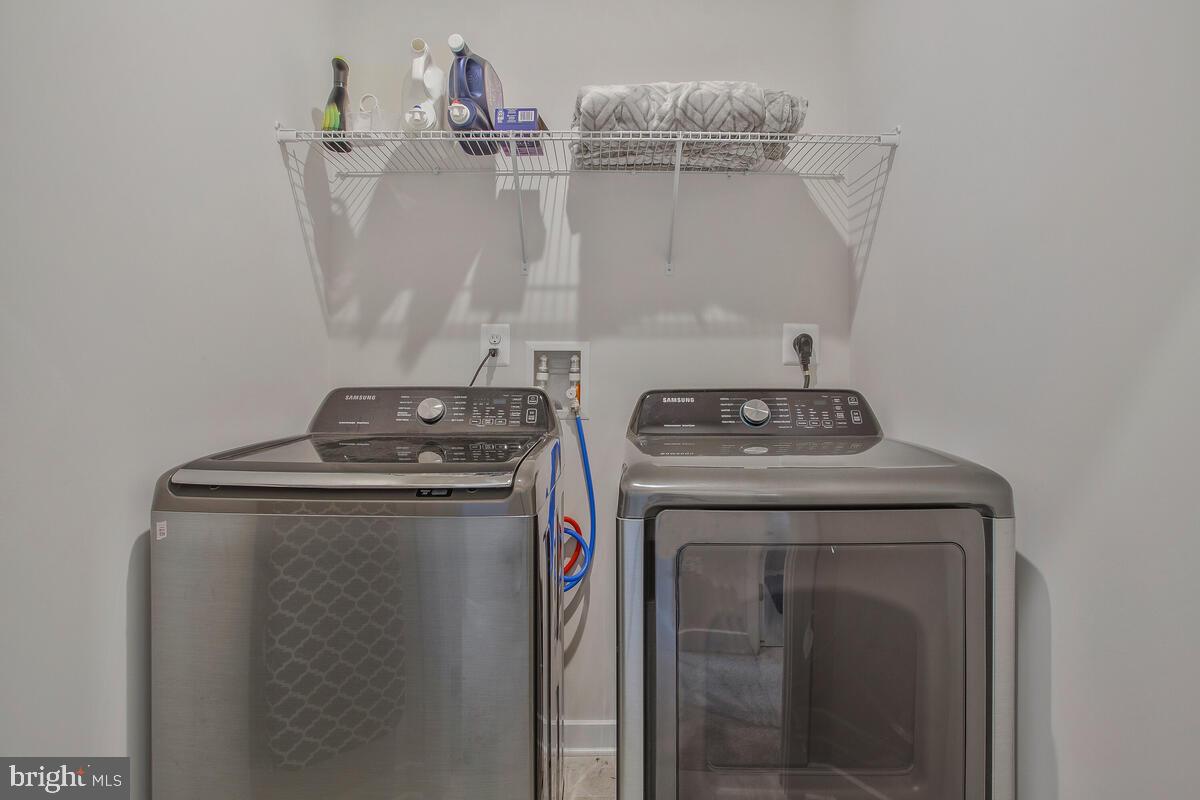 ARMSTRONG VILLAGE - Residential