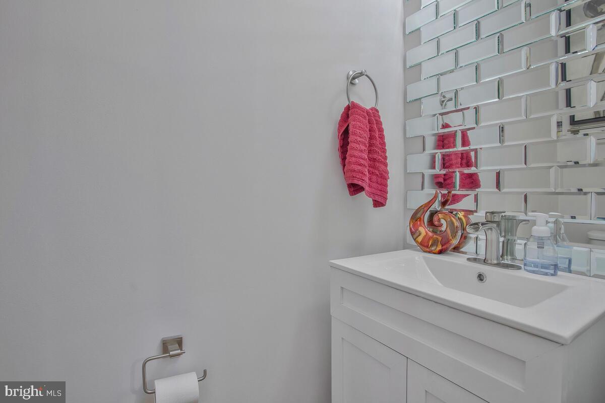 ARMSTRONG VILLAGE - Residential