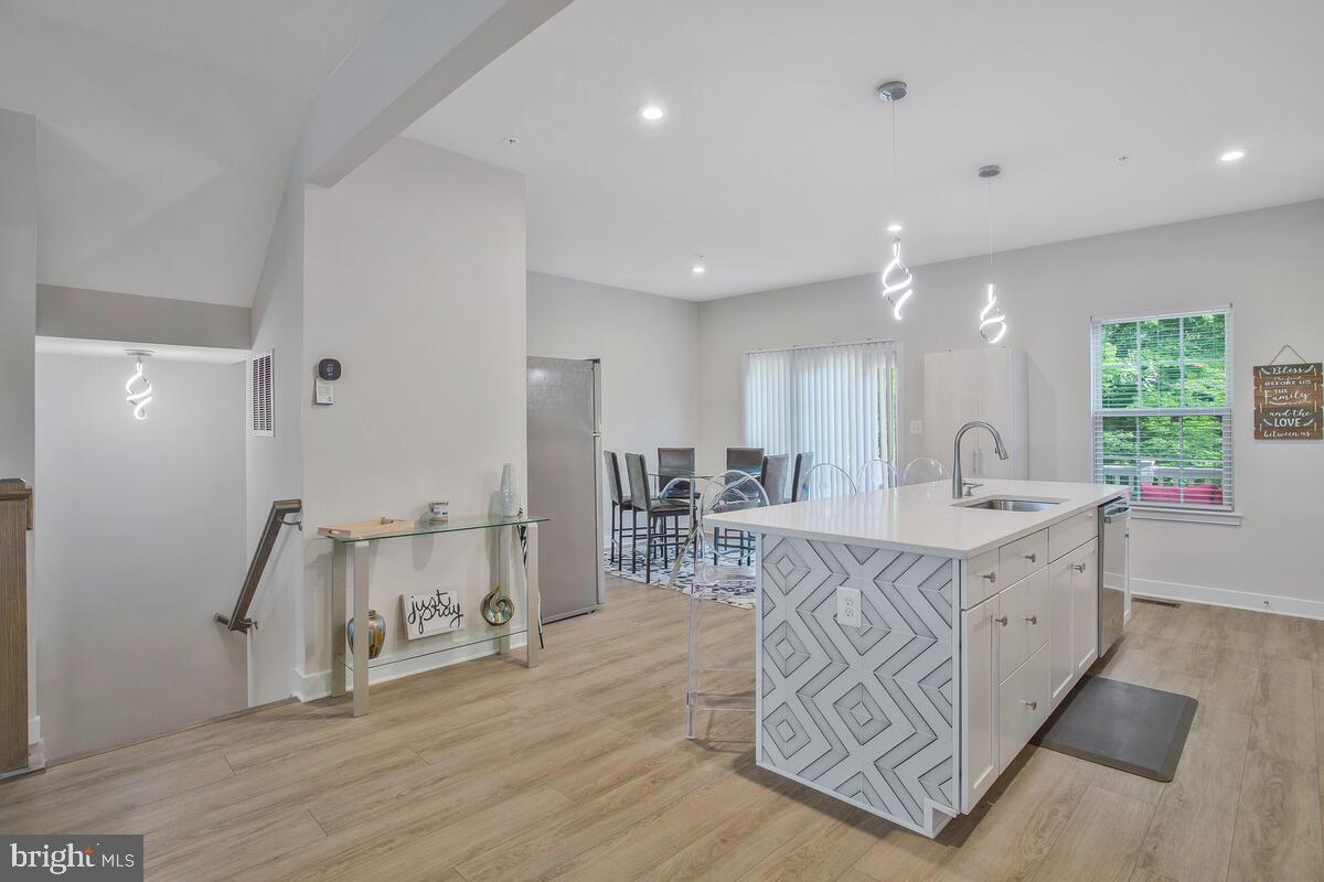 ARMSTRONG VILLAGE - Residential