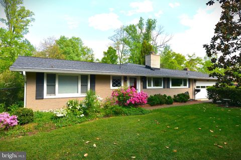 Photo of 3525 Devon Drive, FALLS CHURCH, VA 22042 (MLS # VAFX2311526)