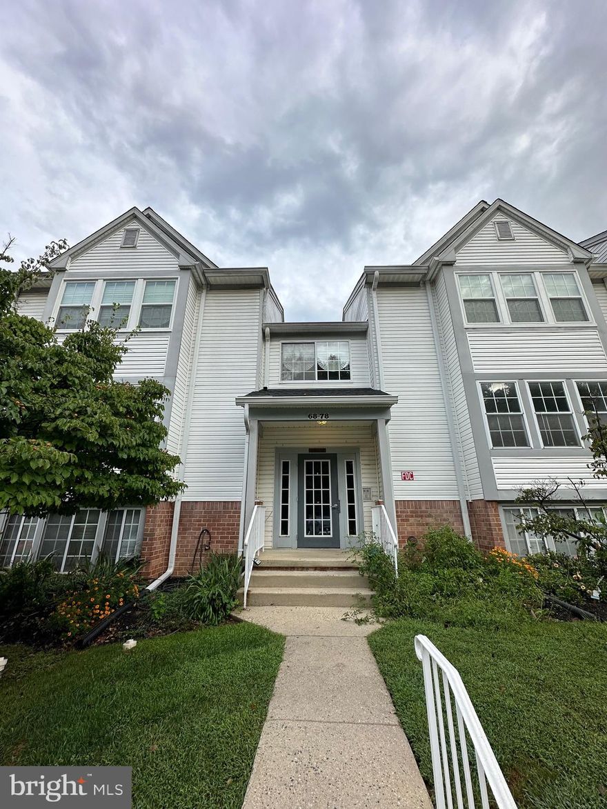 Updated 2 Bedroom condo! Private balcony that backs to nature reserve! Easy to show!