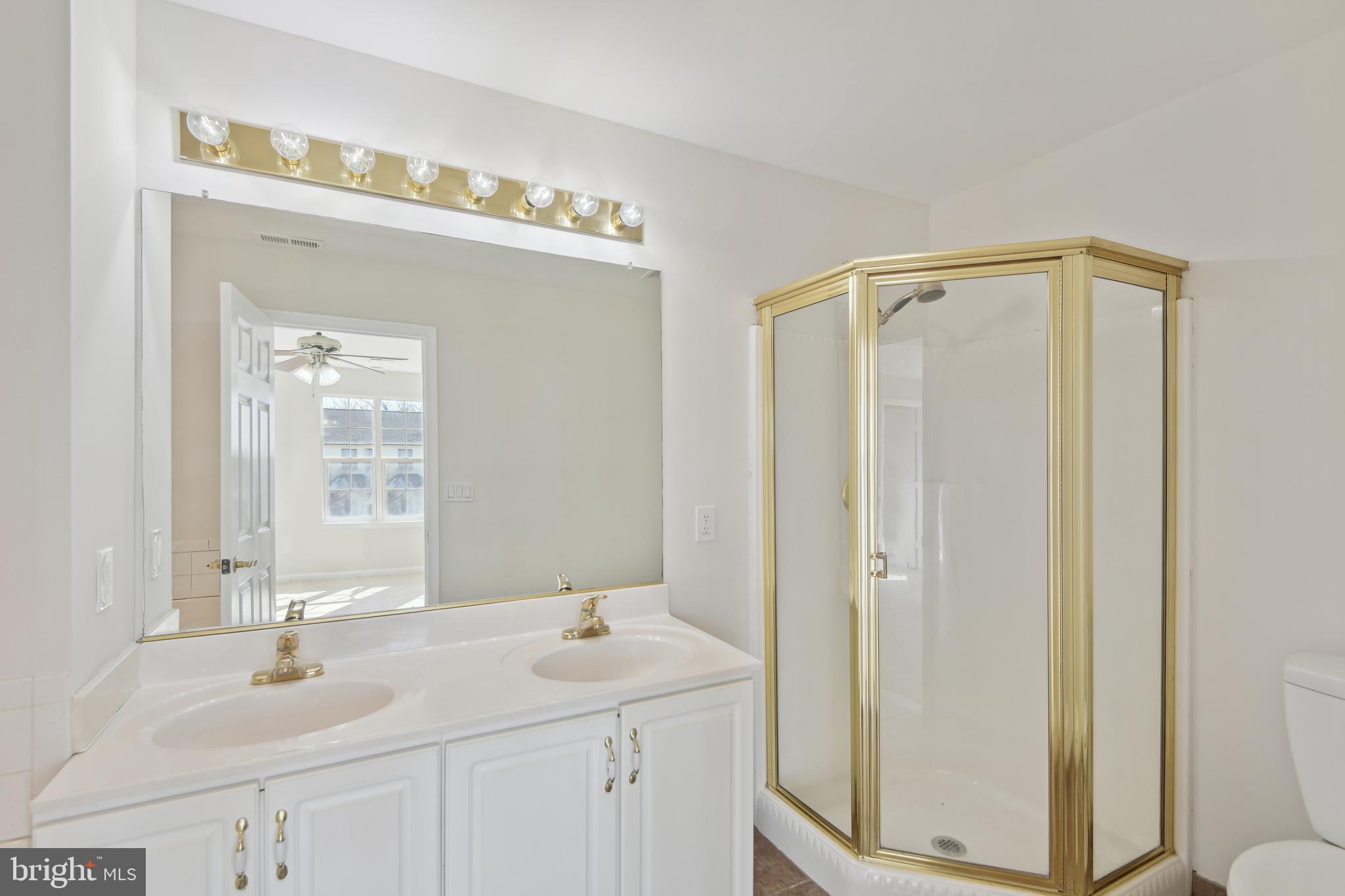 ASHTON - Residential